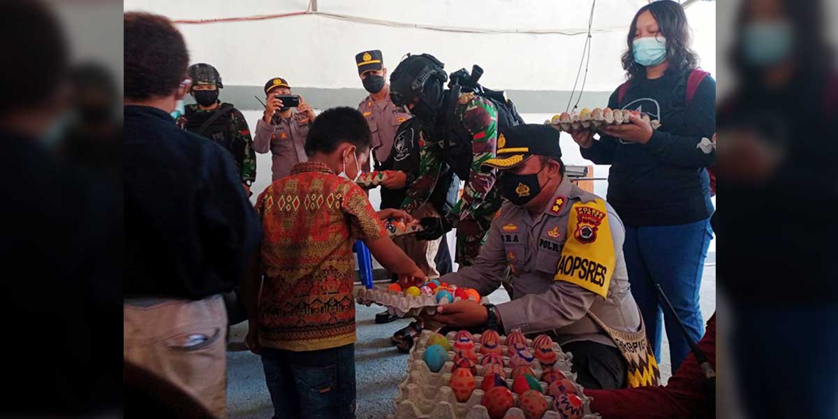 gembiranya-anak-anak-dapat-telur-paskah-dari-tni-polri